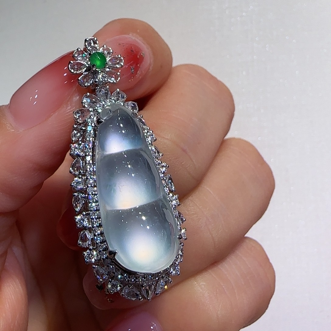 翡翠吊坠(不含链)18K金镶嵌福豆