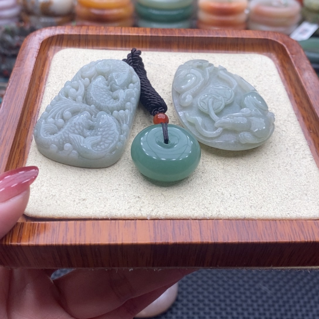 庄***艳石英质玉未镶嵌手镯