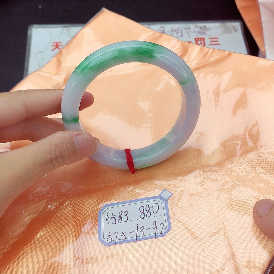 翡翠手镯未镶嵌翡翠