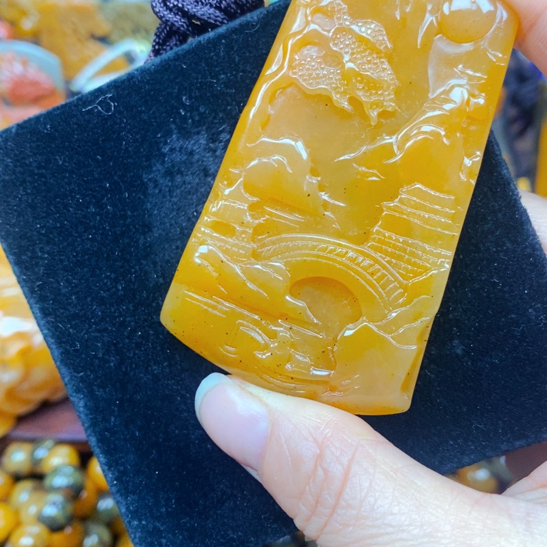 未镶嵌石英质玉（黄龙玉）颈饰