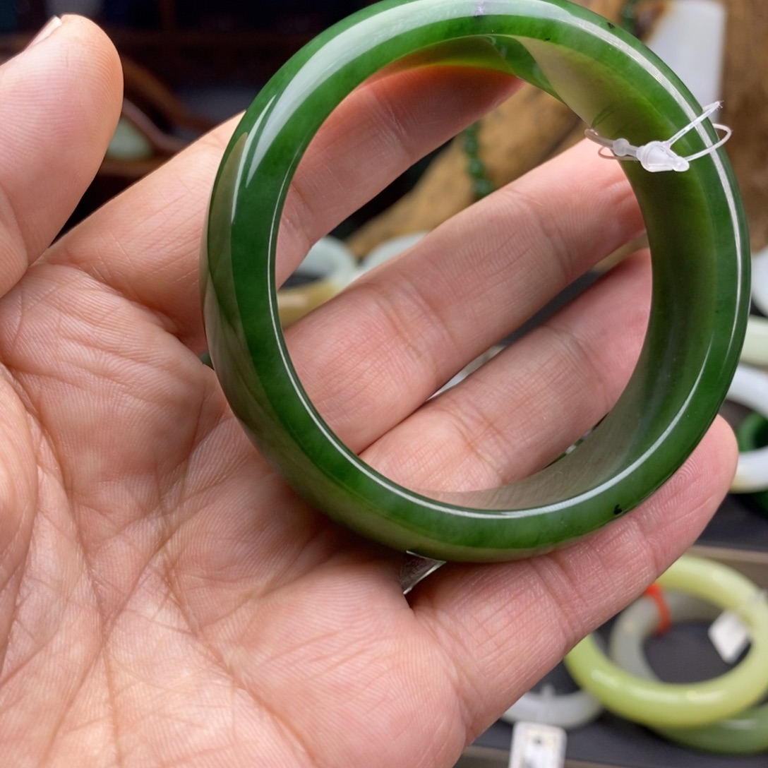 童***琳和田玉未镶嵌手镯