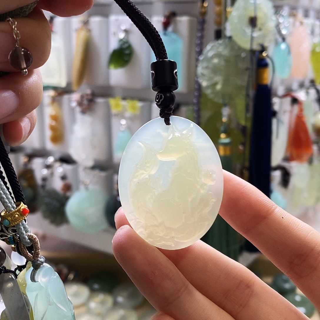 蛇纹石玉未镶嵌颈饰