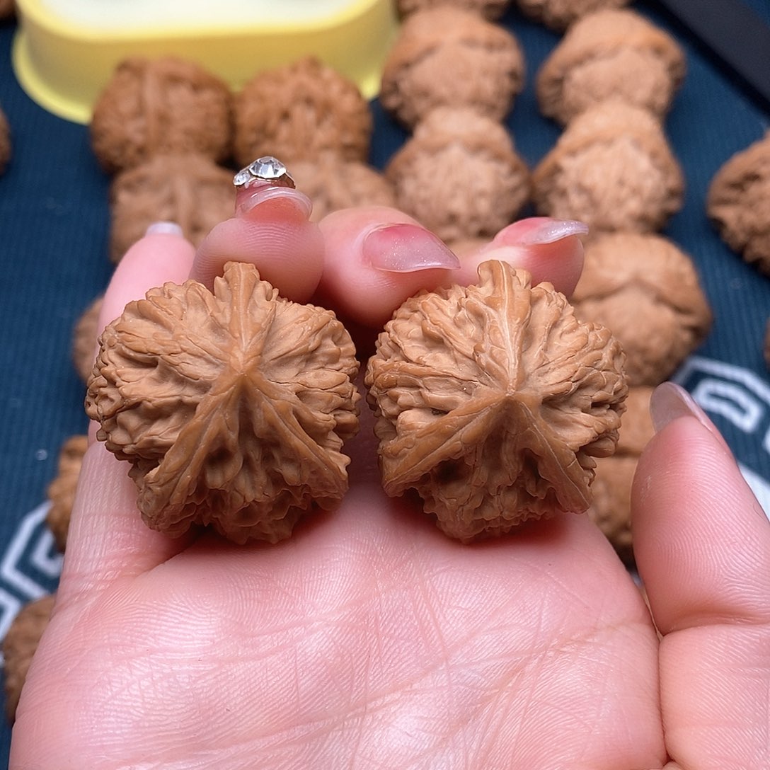 文玩核桃吊坠玉龙33.