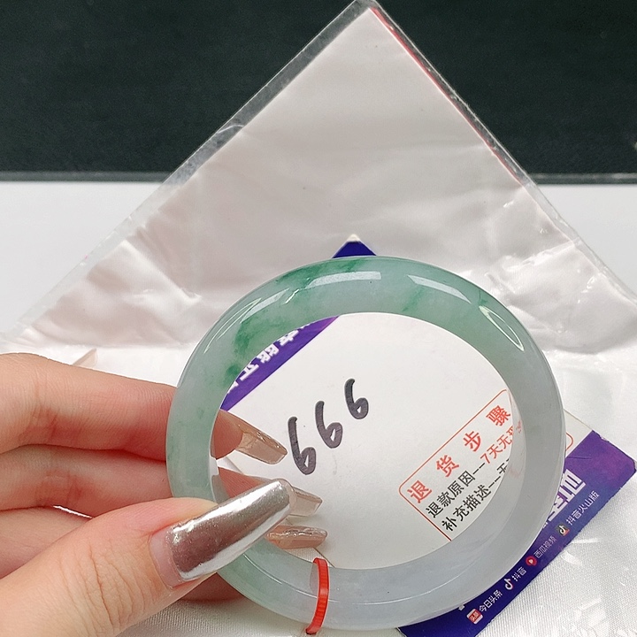 翡翠手镯未镶嵌翡翠手镯