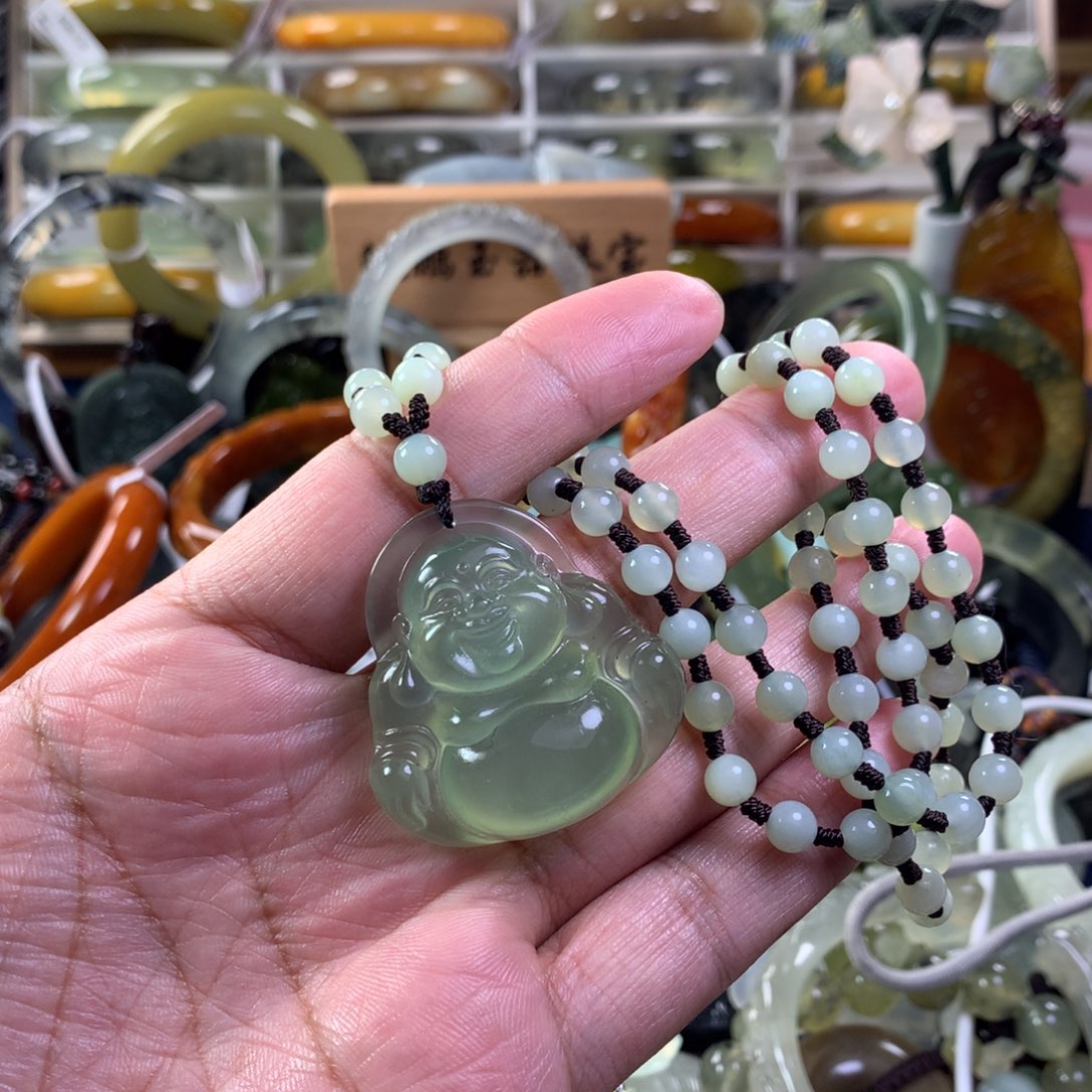 蛇纹石玉颈饰未镶嵌