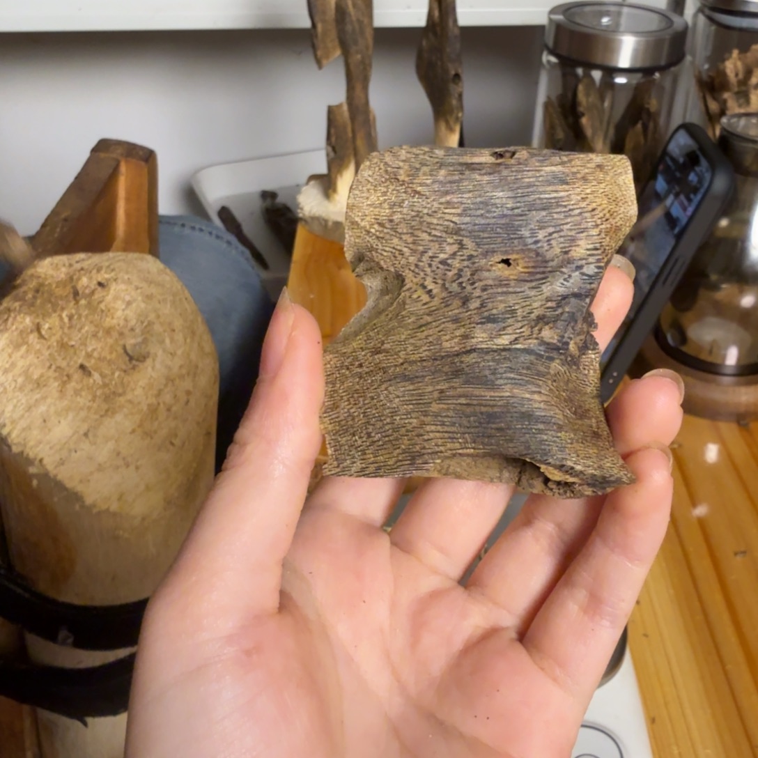 沉香绿奇虫漏香14克