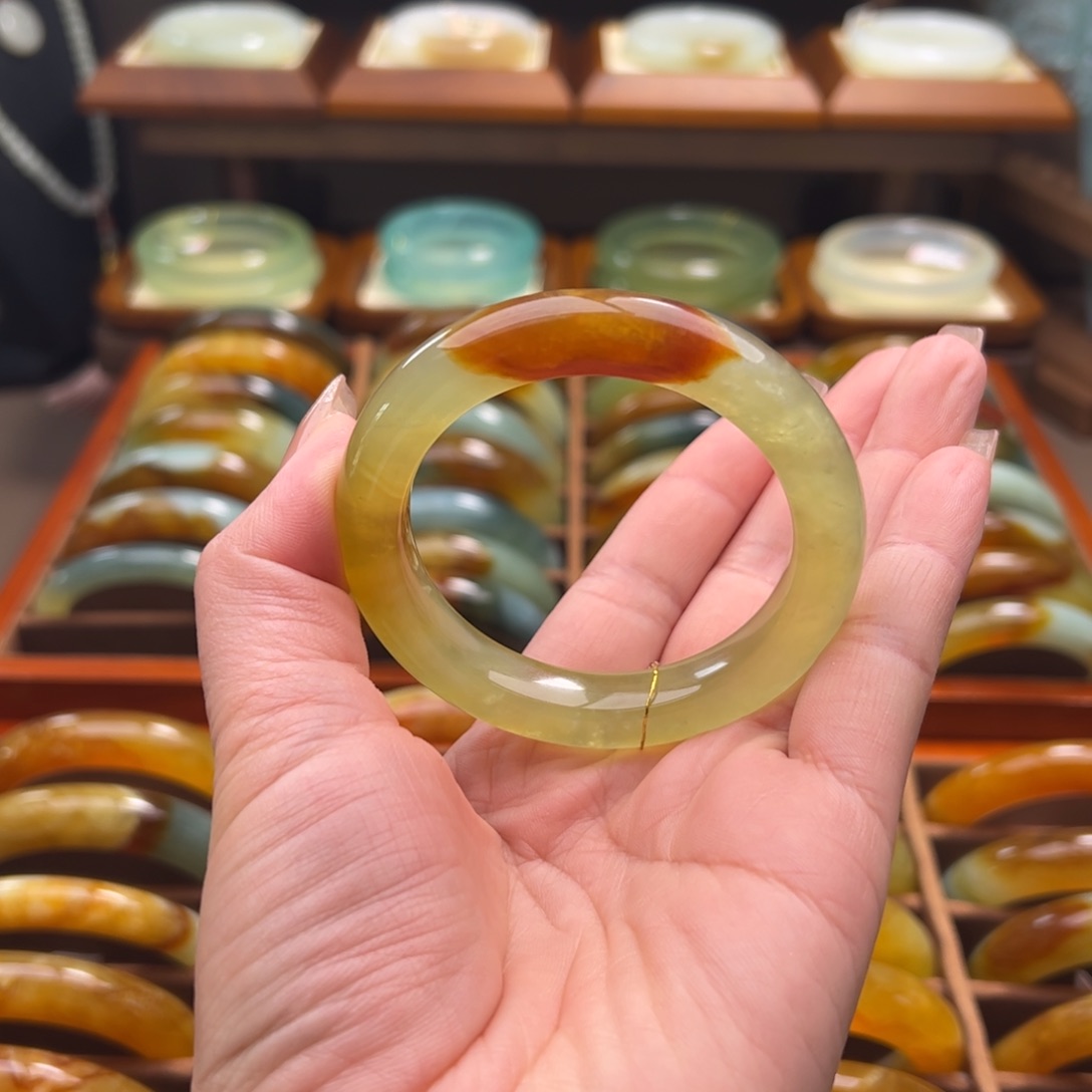 蛇纹石玉手镯未镶嵌