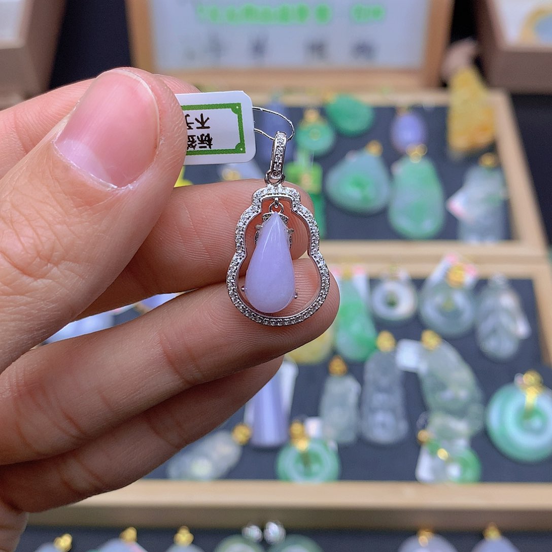 翡翠颈饰未镶嵌翡翠