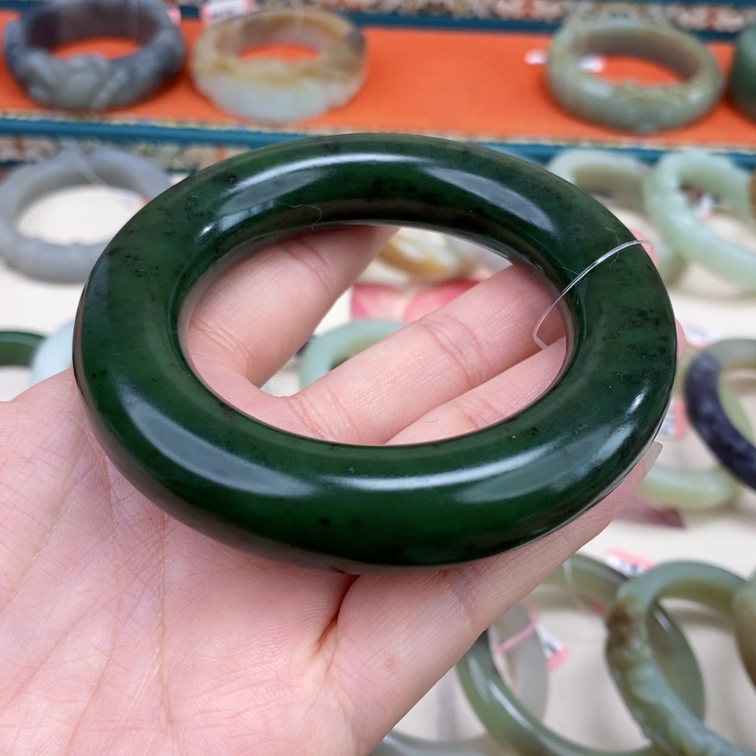 和田玉未镶嵌手镯56.9卡16碧籽