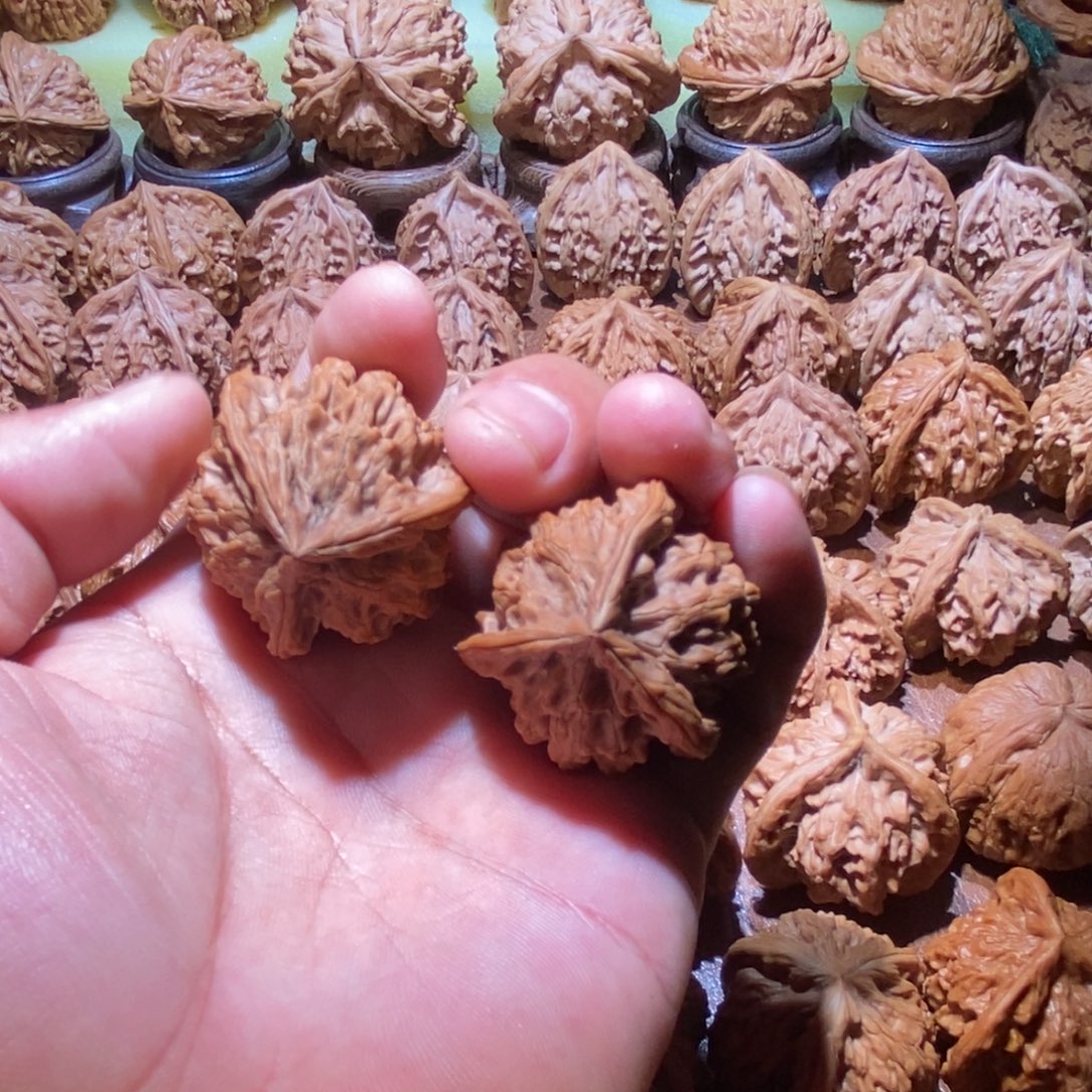 今***圣盘山三棱文玩核桃手把件