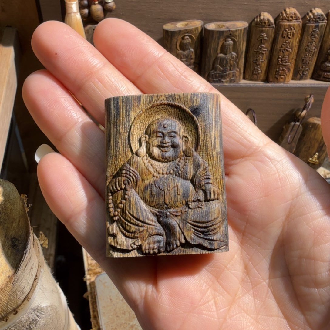 沉香碎屑沉香绿棋楠弥勒块料10.9克