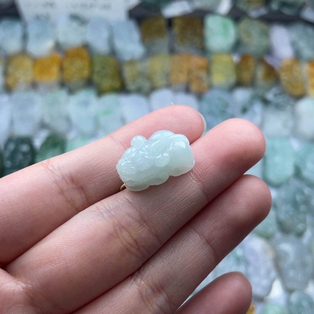 翡翠未镶嵌颈饰貔貅