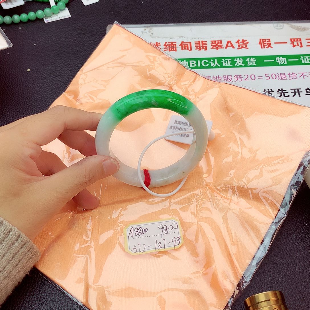 翡翠手镯未镶嵌翡翠