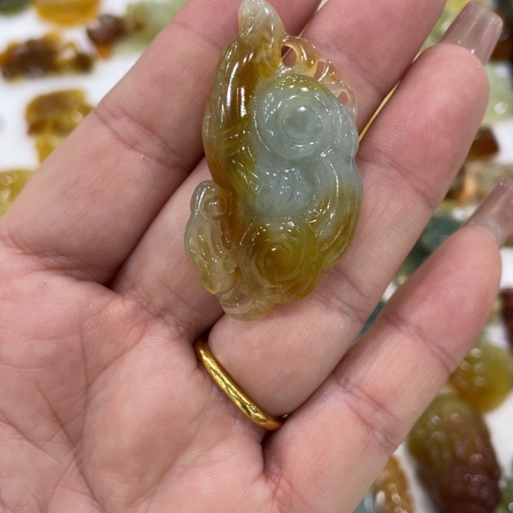 沐****蛇纹石玉未镶嵌颈饰