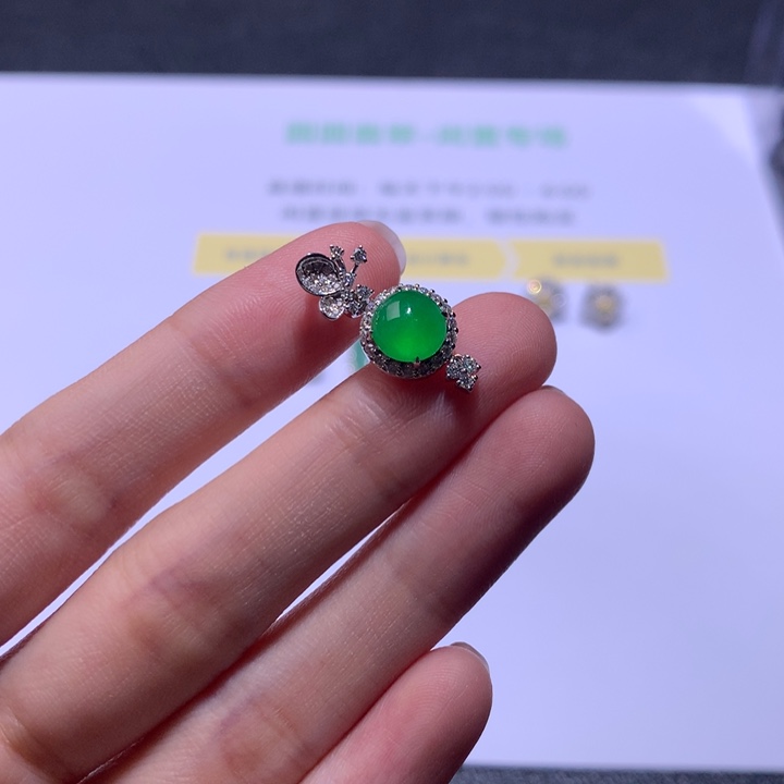 18K金镶嵌挂件翡翠