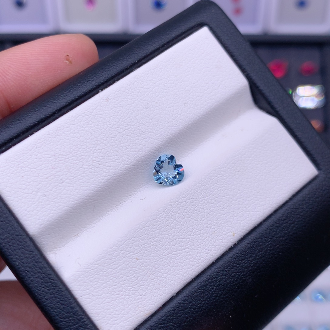 海蓝宝石裸石0.69克拉