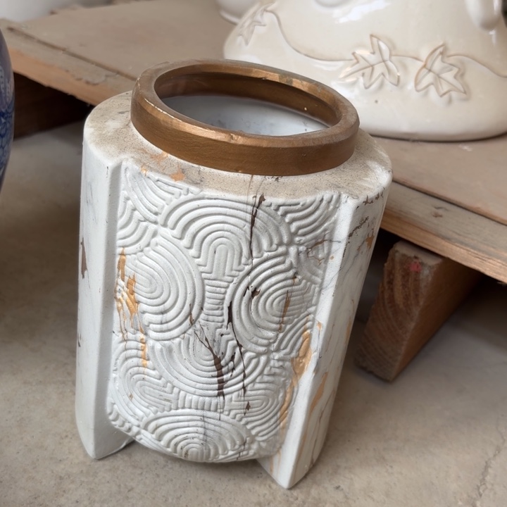 微瑕青花瓷器值得购买