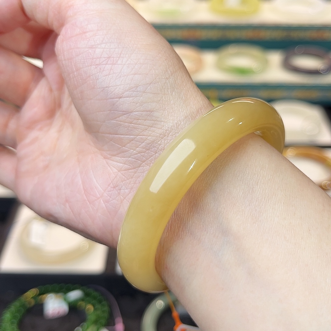 和田玉手镯未镶嵌蜜糖