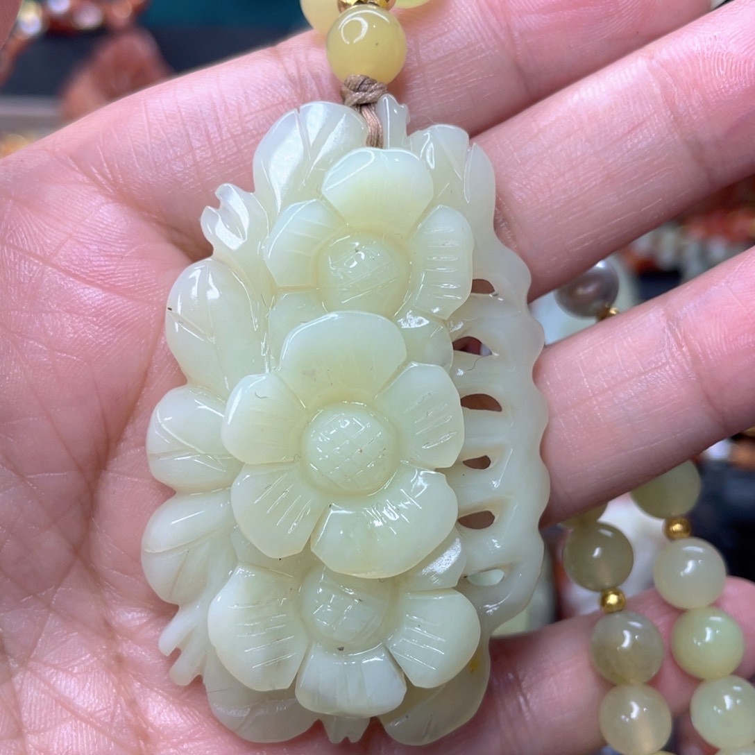 蛇纹石玉颈饰未镶嵌