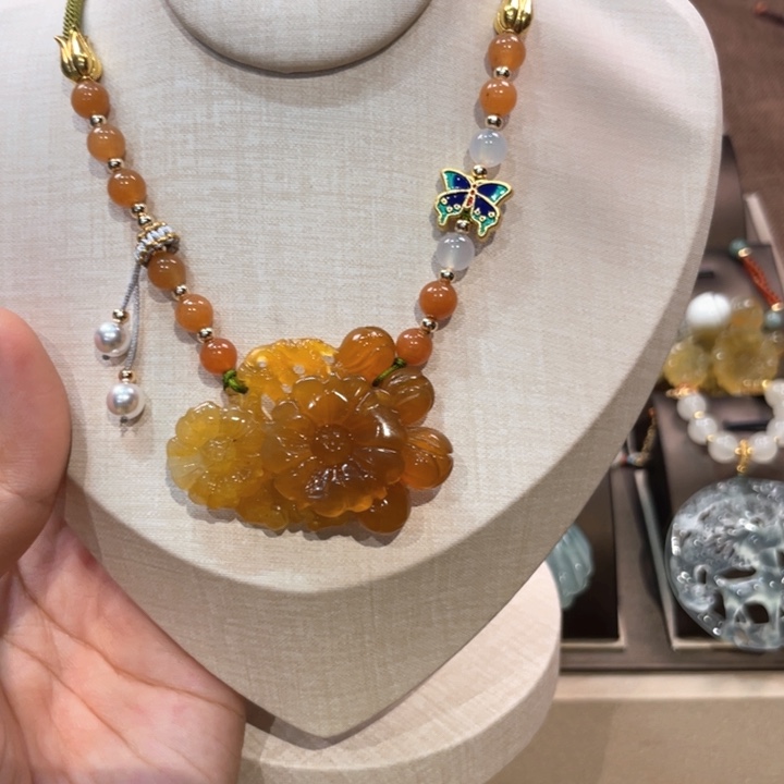 蛇纹石玉颈饰未镶嵌