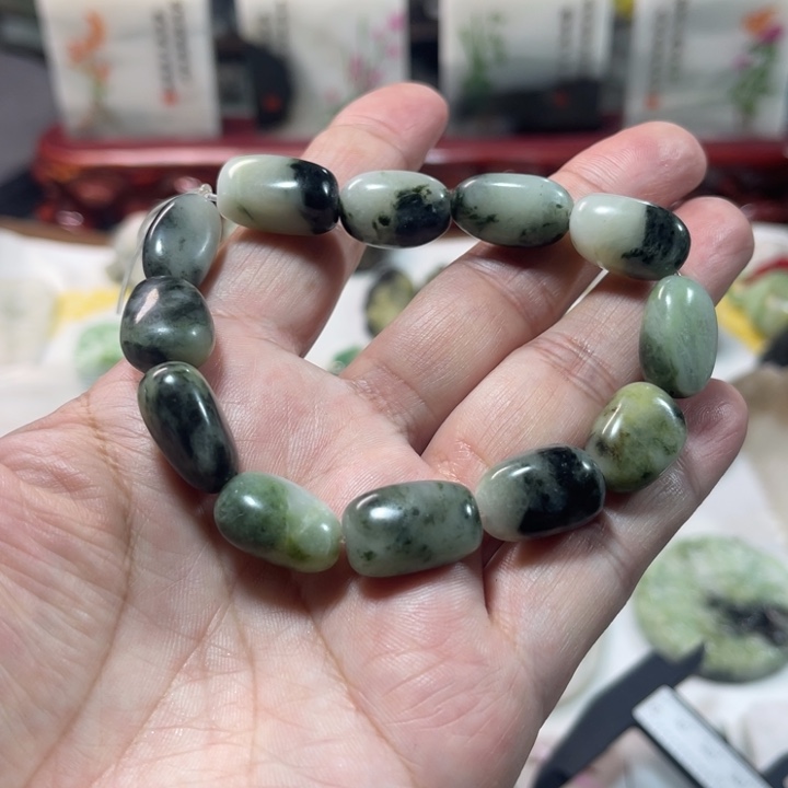 独山玉未镶嵌颈饰