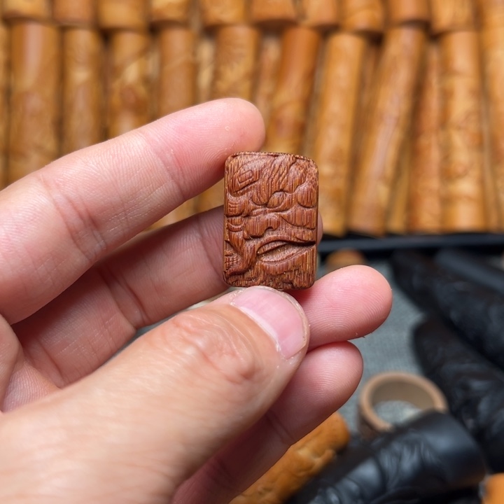 汇***人实心竹雕刻手把件