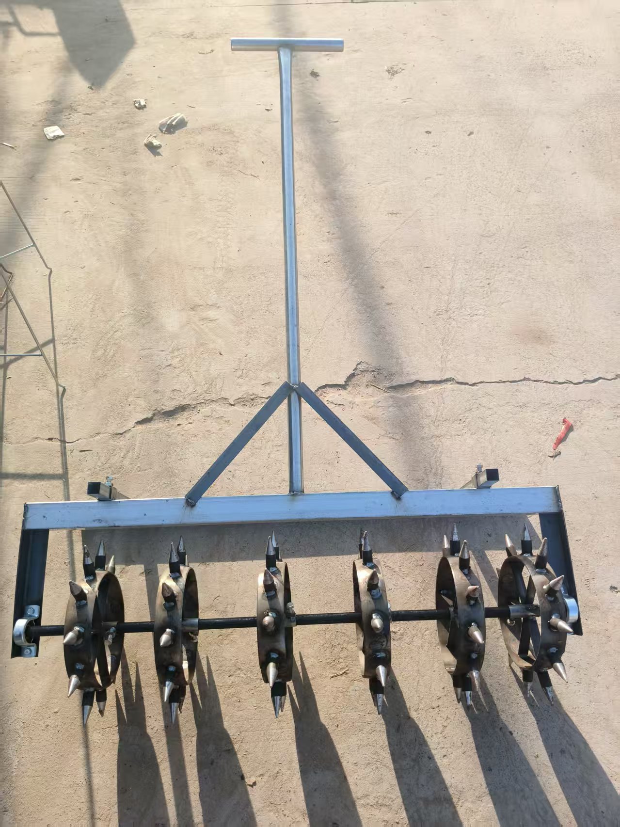 新款大蒜打孔机洋葱锰钢尖齿轴承手动蔬菜定植神器