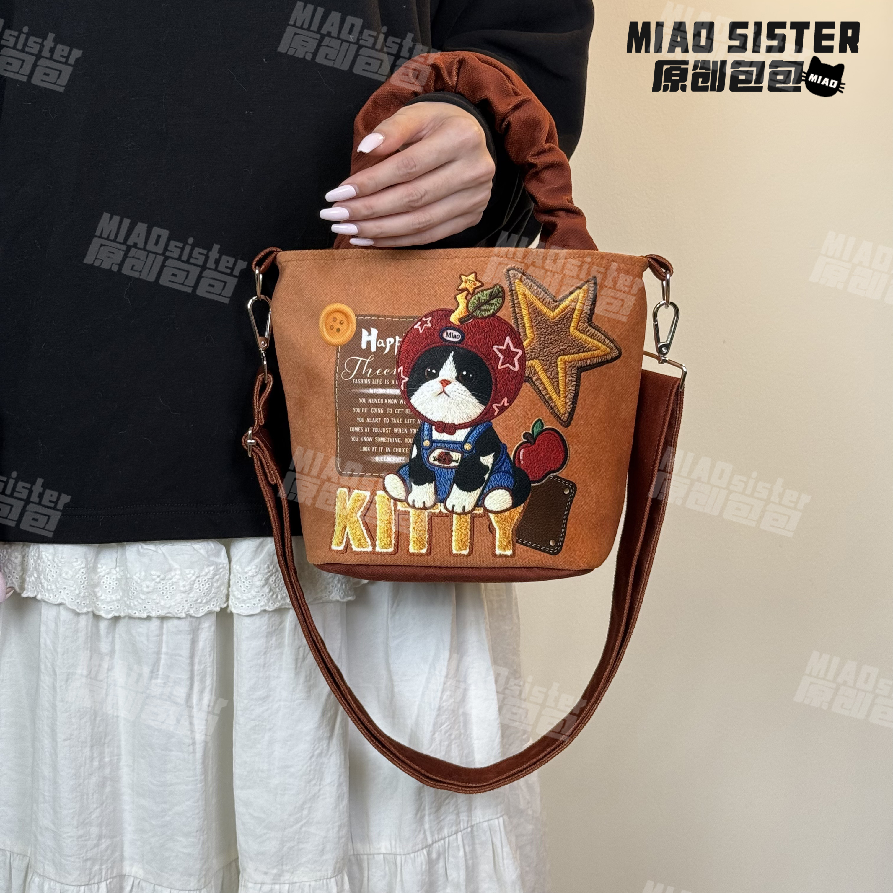 MIAO苹果奶牛喵褶皱手拎休闲可斜挎可单肩帆布水桶包