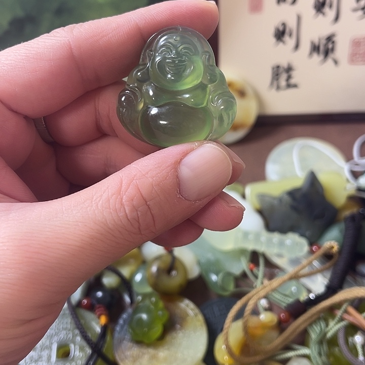 蛇纹石玉未镶嵌颈饰天然岫玉绿冰大肚佛
