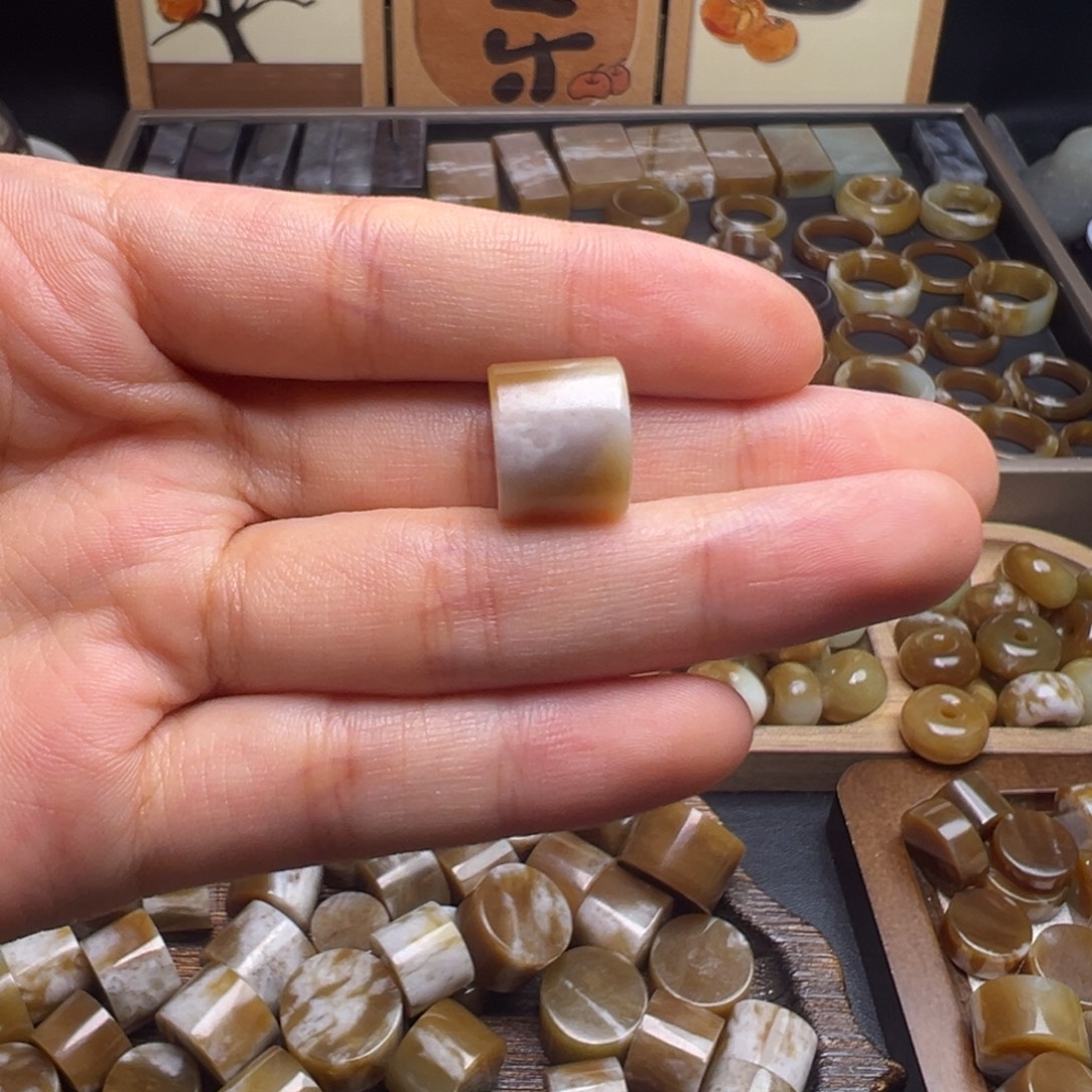 相***諨和田玉（糖玉）未镶嵌珠宝奇石12