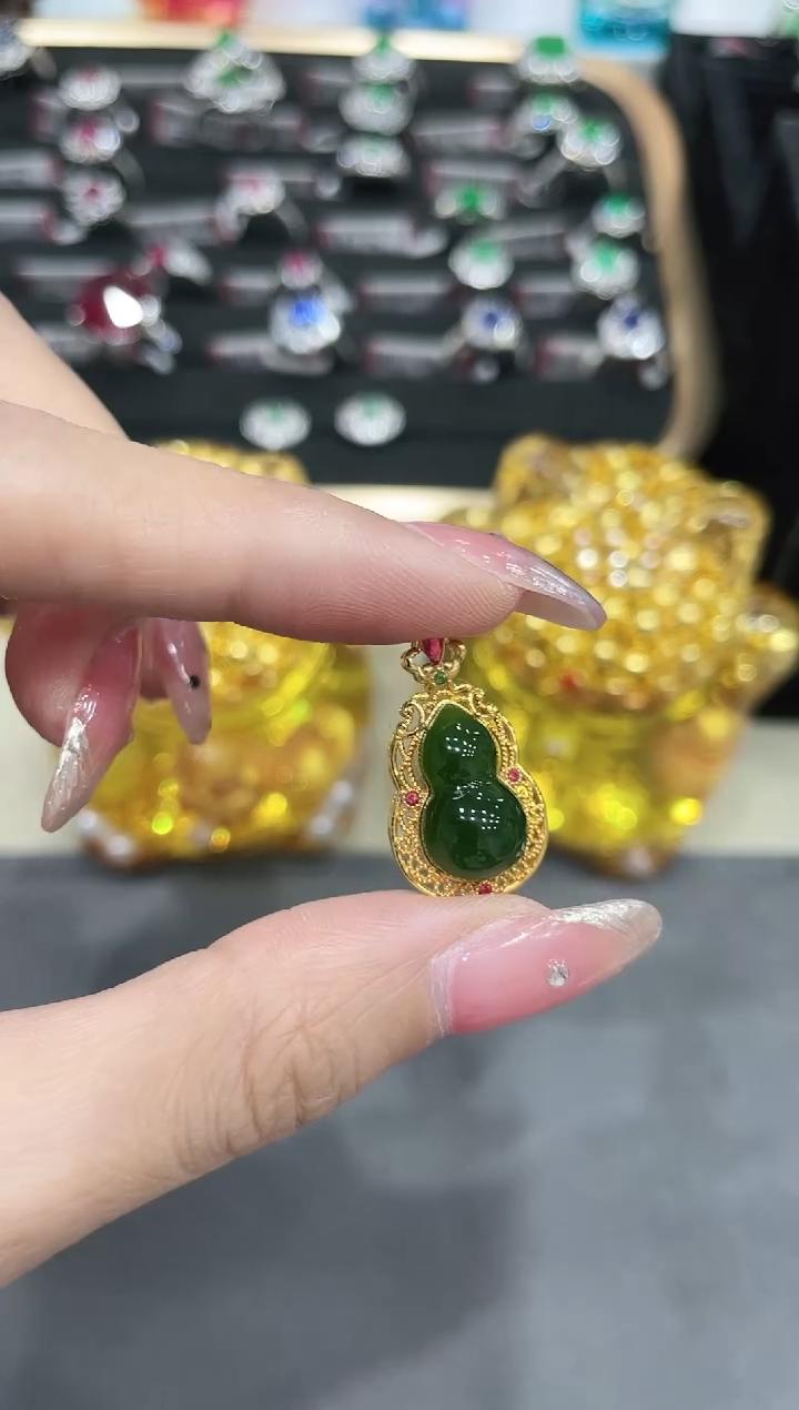 18K金镶嵌和田玉吊坠