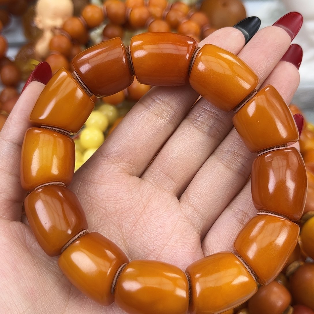 琥珀颈饰未镶嵌今****点蜜蜡
