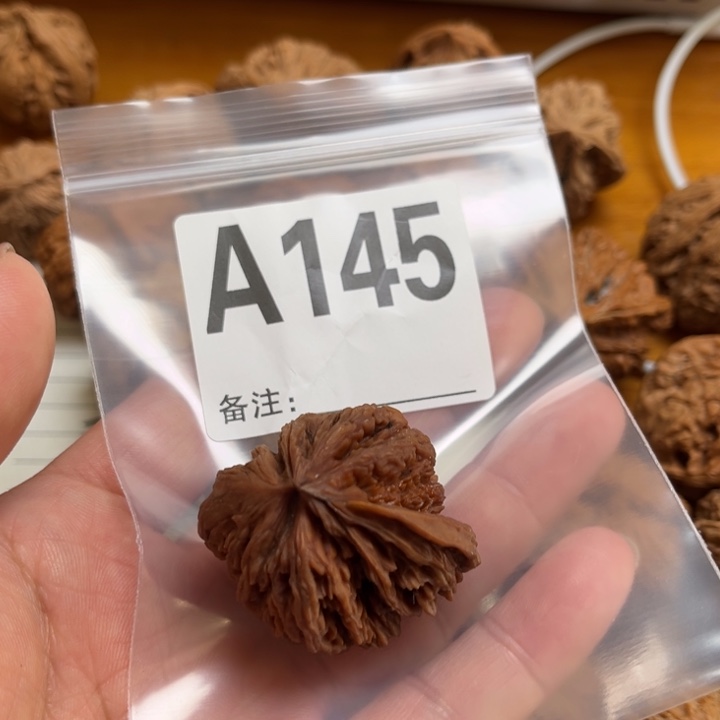 W***J吊坠文玩核桃南疆石