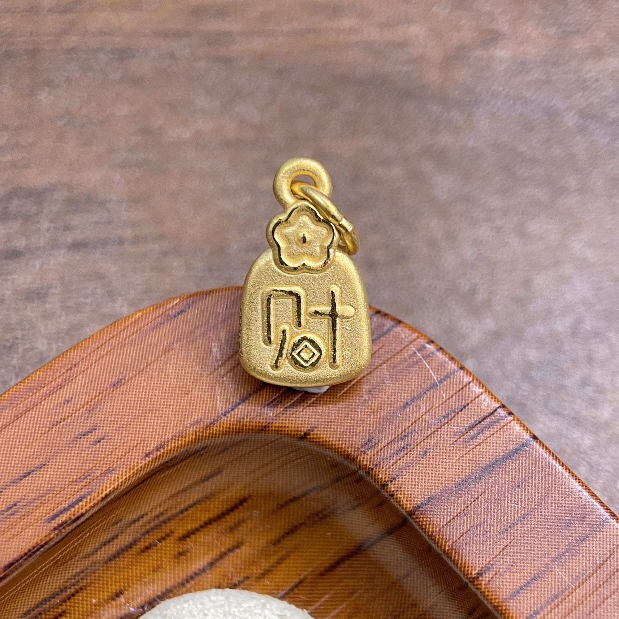 辉通黄金足金999桃花财财牌配件DP2472-0690