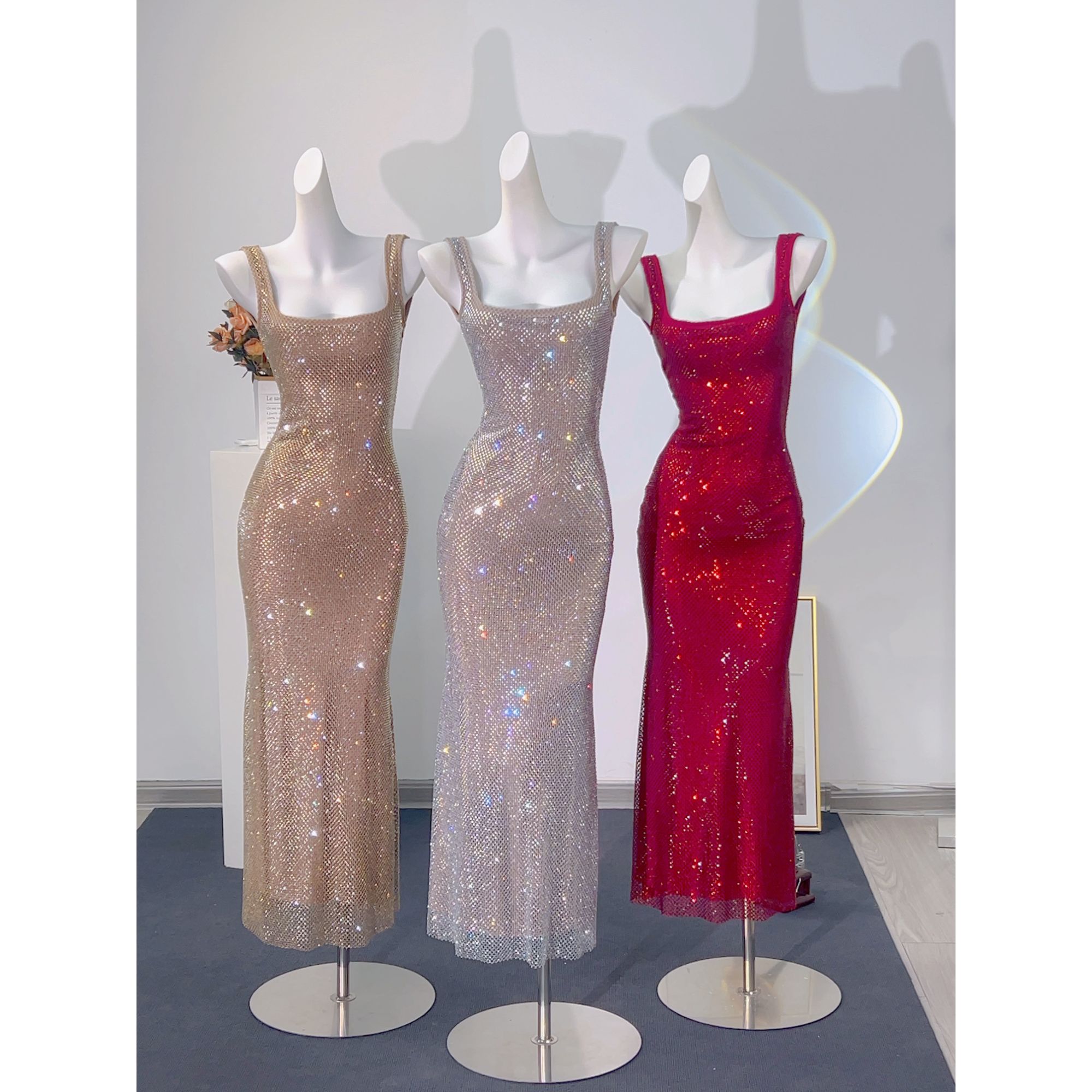 颖三三重工高级感烫钻吊带连衣裙性感方领露背包臀礼服小鱼尾长裙