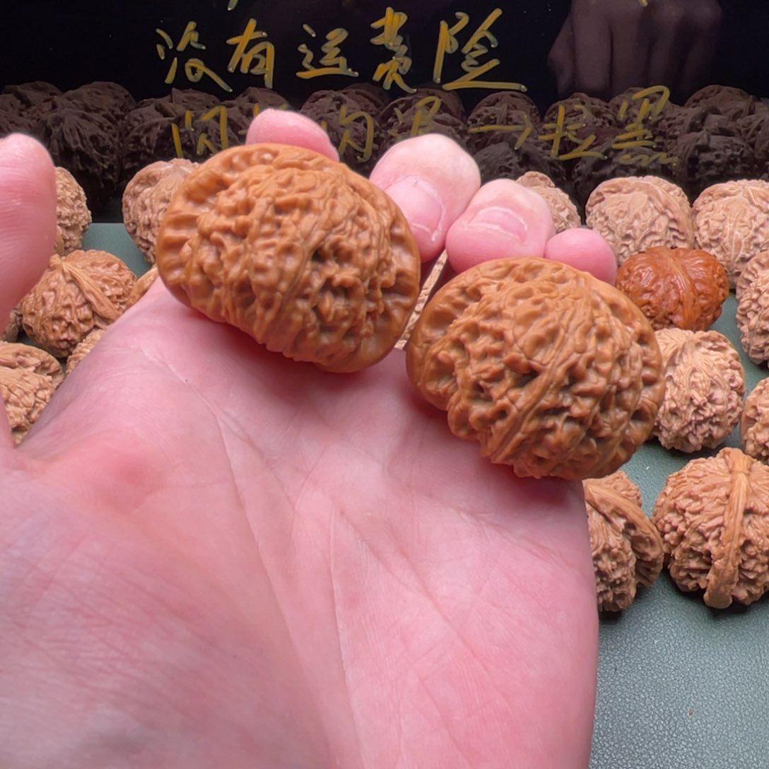 核桃把件39闷白狮子，已经打底