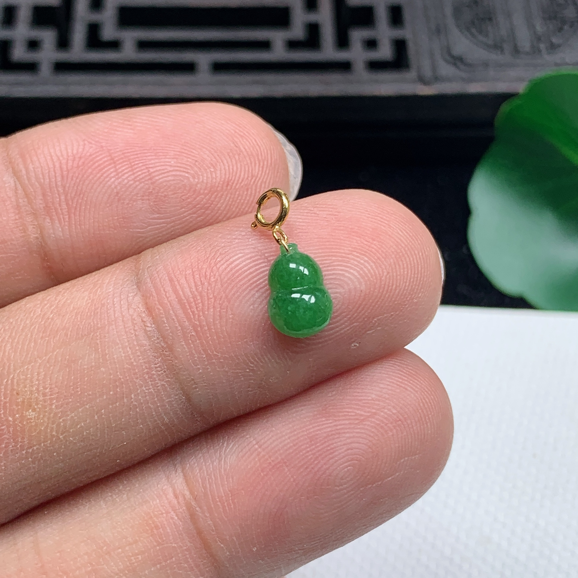 缅甸天然翡翠A货18K金扣精美满绿小葫芦吊坠尺寸8.4*5.7*2.8mm