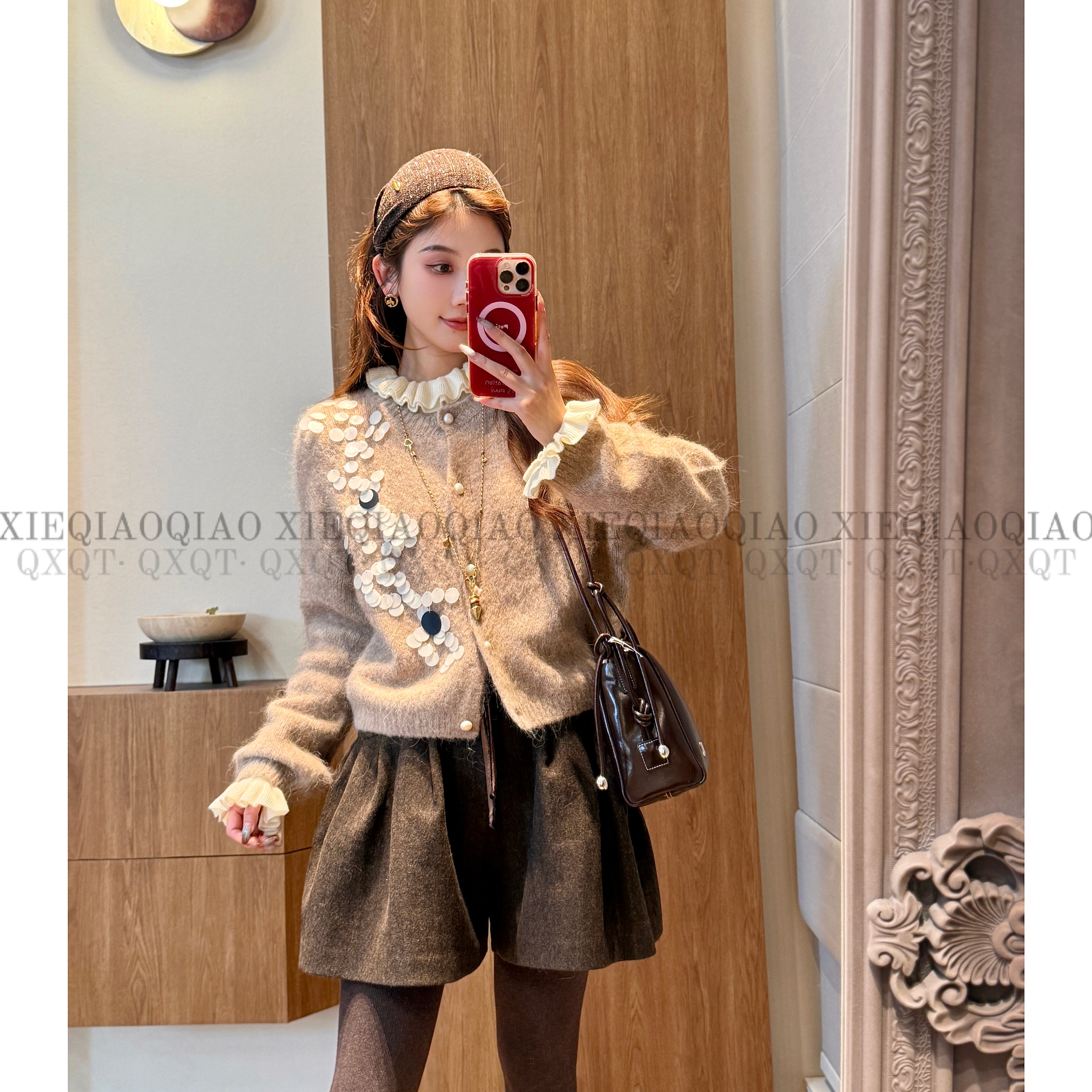 谢荞荞「秘鲁慕绒」羊驼毛秋冬法式重工亮片圆领单排扣宽松针织毛衣