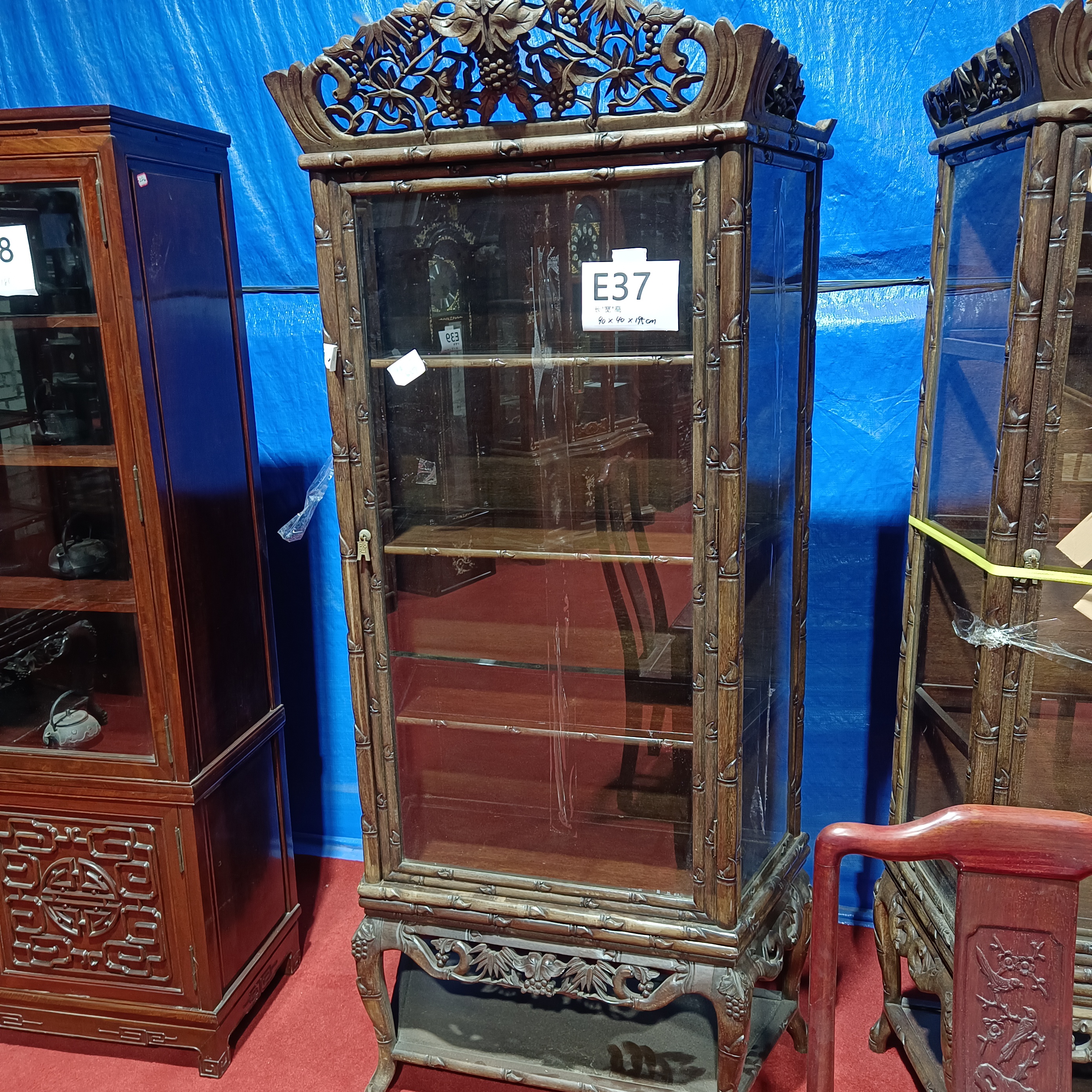 实木老料葡萄雕工多层展柜