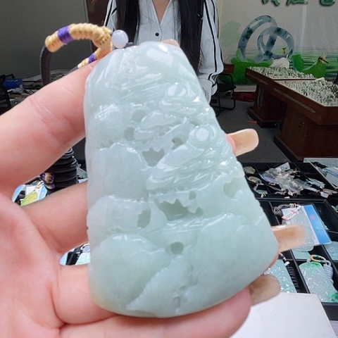 翡翠未镶嵌颈饰一个