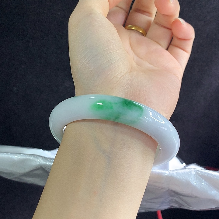 翡翠未镶嵌手镯57圈 6356白底一抹阳绿