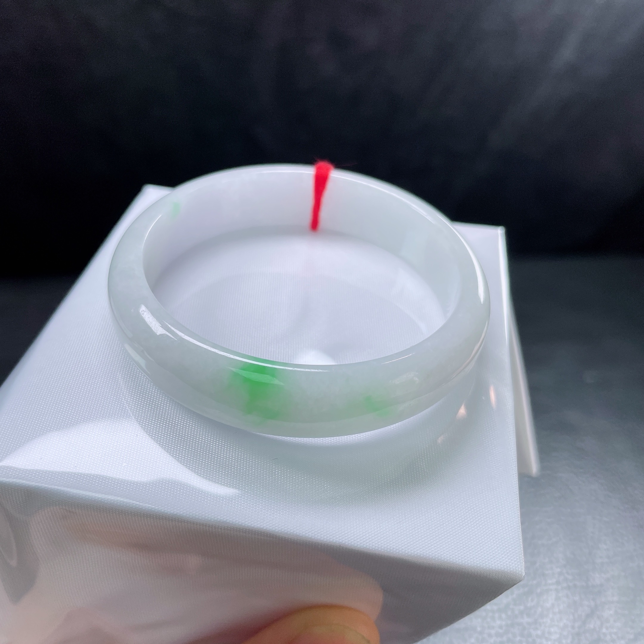 51圈糯底阳绿宽边手镯 有纹