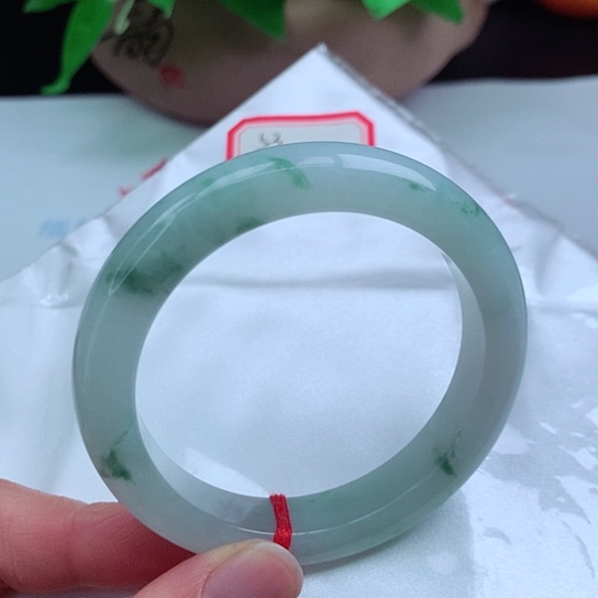 翡翠手镯未镶嵌    正圈53 飘绿花