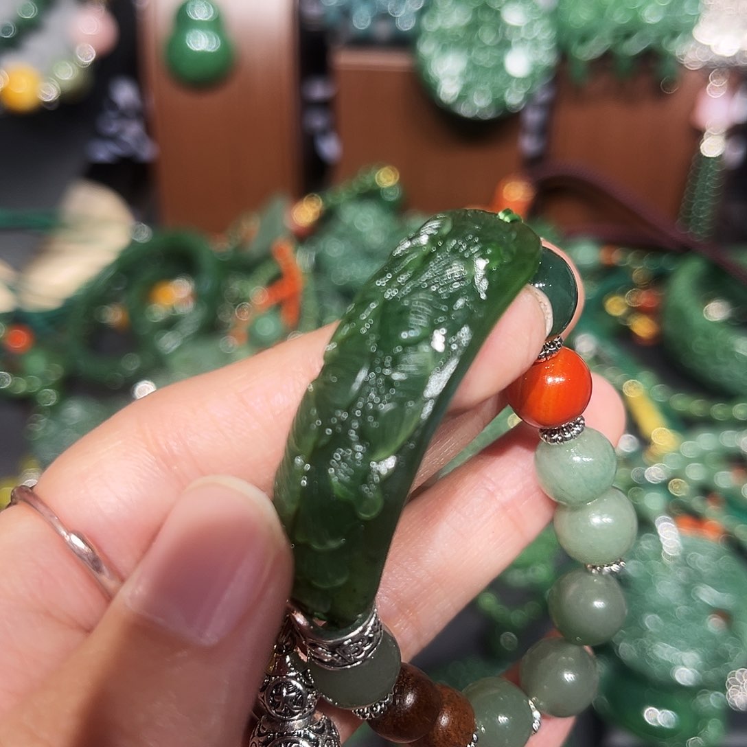 颈饰未镶嵌和田玉（糖玉）