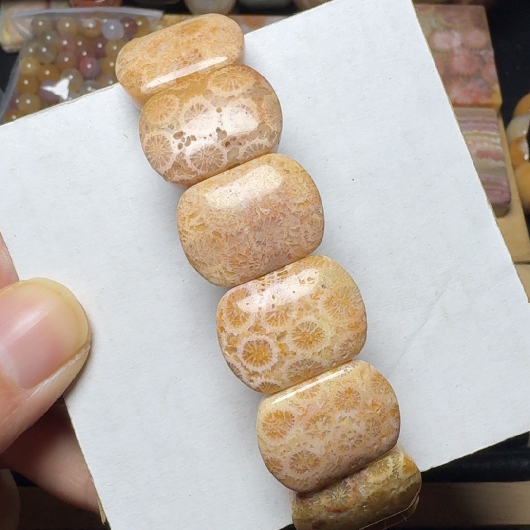 硅化玉黄粉色，有骨骼未镶嵌