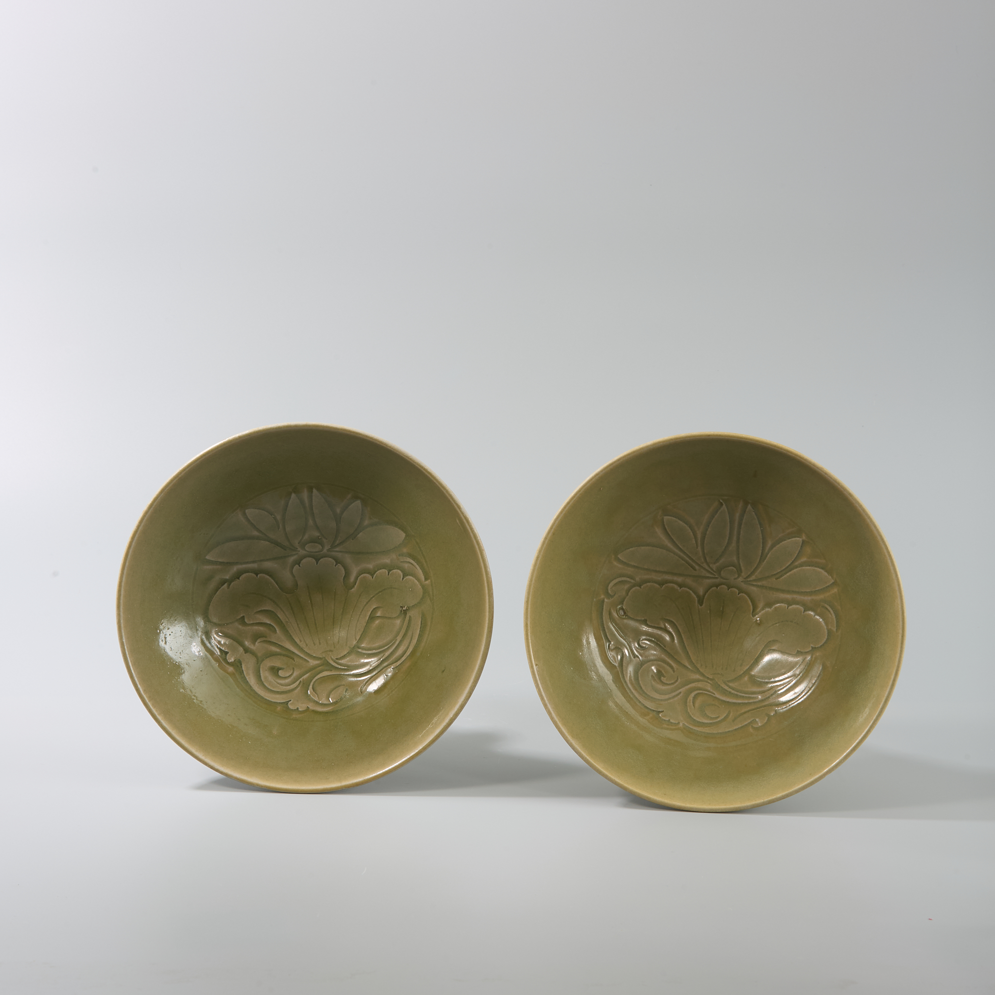 【拍卖预展】Lot28 明代 青釉刻花碗一对