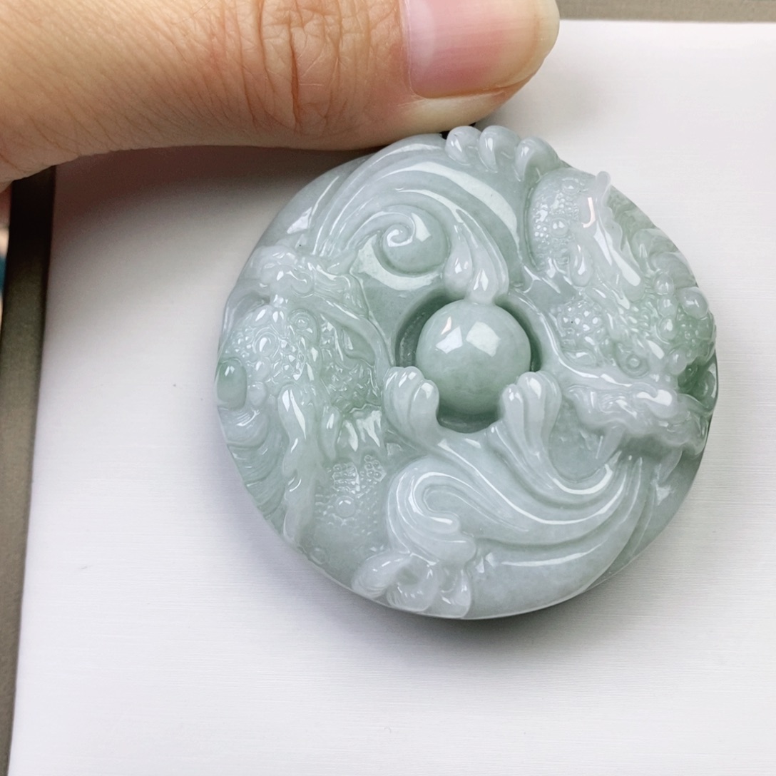 翡翠颈饰未镶嵌双龙戏珠