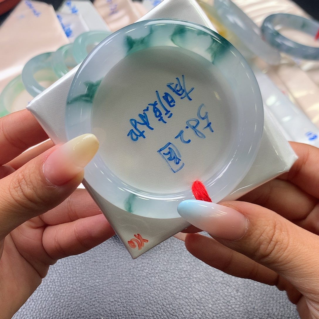 珞***伊翡翠手镯（圆镯）未镶嵌分单58圆条