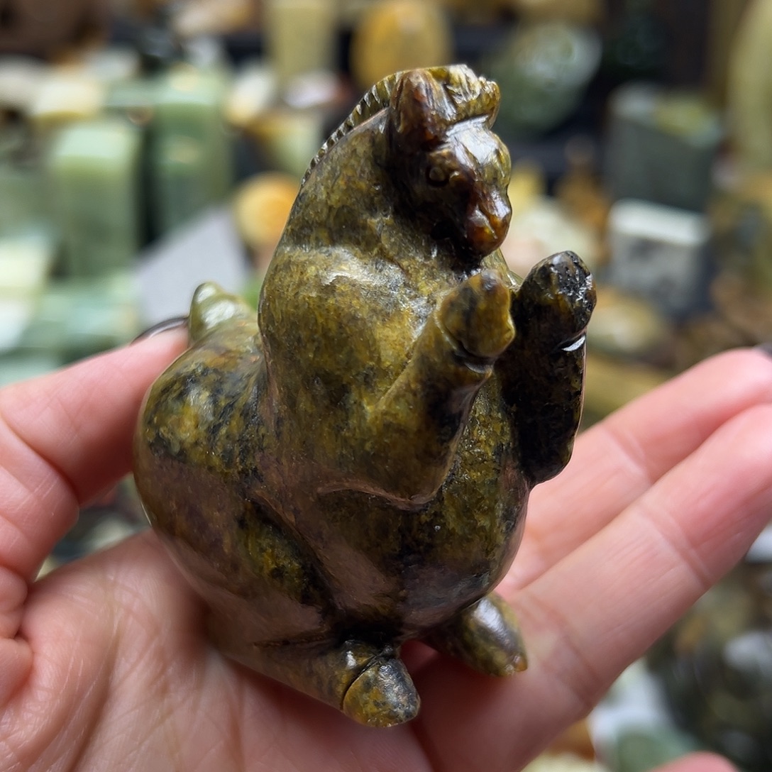 岫岩河磨玉（透闪石质玉）未镶嵌颈饰河磨玉糖马