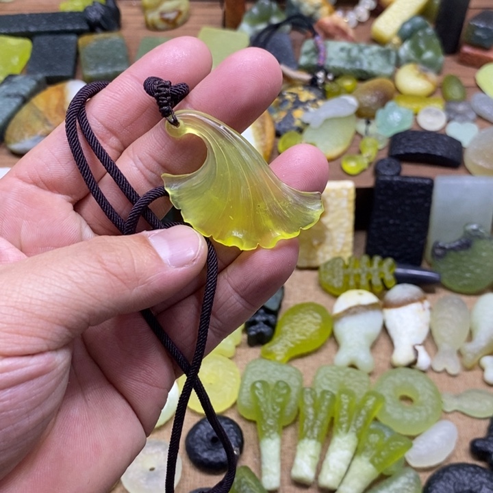 蛇纹石玉未镶嵌颈饰